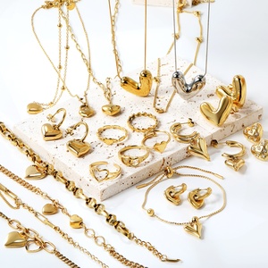 أطقم مجوهرات هندسية مطلية بالذهب لا تسبب الحساسية، قلادة وسوار وخواتم وأقراط على شكل قلب سميك من الفولاذ المقاوم للصدأ للنساء - Product Image 1