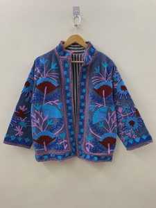 เสื้อแจ็คเก็ตบอมเบอร์สั้นสีน้ำเงินกำมะหยี่ลายสัตว์สำหรับฤดูหนาว ปักมือ ติดกระดุม ผ้าฝ้ายทอเป็นมิตรกับสิ่งแวดล้อม สไตล์โบโฮ ผู้ผลิตและส่งออก OEM จากอินเดีย - Product Image 1