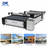 Máquina de corte CNC industrial para lona de PVC con sistema de alimentación automática para grandes toldos, techos retráctiles y telas de sombra.