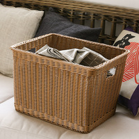 Panier carré en rotin plastique durable avec poignée découpée, idéal pour organiser les serviettes dans les hôtels, les B&B, les spas, la blanchisserie et à la maison