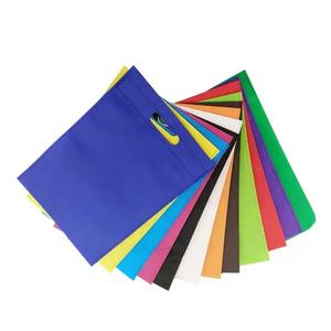 Sacs en non-tissé personnalisés écologiques avec logo imprimé et découpe pour le shopping - Product Image 5