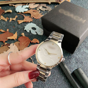 Montre-bracelet en alliage de Genève pour femmes Bracelet en acier inoxydable Montre transfrontalière Fourniture Mode Performance Quartz Montre à breloques pour femmes - Product Image 2