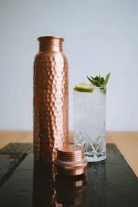 Bouteille en cuivre pur à finition martelée Conception étanche Verres ayurvédiques et solution de stockage d'eau pour une utilisation saine - Product Image 3