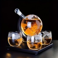 Ensemble de carafe à whisky Globe de 850 ml avec bateau à l'intérieur, carafe à liqueur en verre sans plomb, support en bois et 2 verres à carte, cadeau premium pour homme