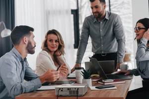 Proyector Láser Optoma DLP ZH450USTe 1080P 4K Ready 3D <span class=keywords><strong>16</strong></span>:9 4500 Lúmenes Ultra Corta Distancia con Altavoz Integrado Portátil para Negocios - Product Image 6