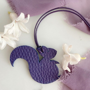 Marcadores de cuero creativos con diseño de animales, exquisitos separadores de páginas y clips para libros, etiquetas de lectura y colgantes, personalizables. - Product Image 3