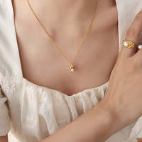 Collier pendentif en forme spéciale incrusté de perles d'eau douce naturelles en acier inoxydable plaqué or