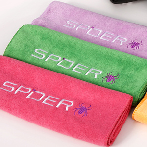 Serviettes <span class=keywords><strong>de</strong></span> sport et <span class=keywords><strong>de</strong></span> fitness en fibre ultra-fine <span class=keywords><strong>de</strong></span> taille et <span class=keywords><strong>de</strong></span> couleur personnalisées en gros avec logos - Product Image 4