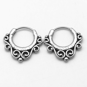 Pendientes de aro de plata tibetana yunnique con patrón calado, joyería de acero inoxidable 316 para uso en la moda - Product Image 1