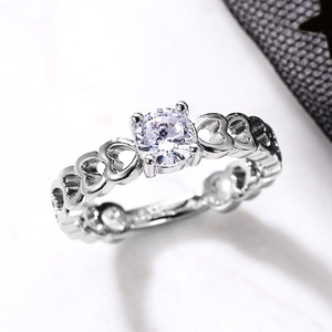 Anello a Forma di Cuore Traforato per Donne, Tono Argento, Accessorio Romantico per Uso Quotidiano - Product Image 1