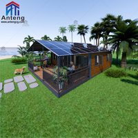 Extension modulaire de maison conteneur avec portes coulissantes en verre et toit vert pour une vie intérieure et extérieure sans couture