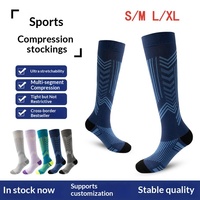 Chaussettes de compression sportives rayées tricotées montantes à séchage rapide anti-frottement en nylon ODM pour le cyclisme, la course et le saut