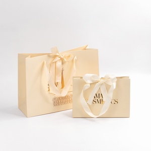 Bolsas de Papel Beige Crema de Lujo Personalizadas, Bolsas de Regalo Recicladas para Ropa con Asa de Cuerda y Logotipo Personalizado - Product Image 3
