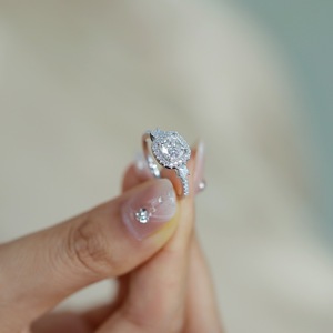 Anello di Fidanzamento con Moissanite Taglio Principessa e Halo in Argento Sterling 925, Gioiello Promessa Eterna per Donne - Product Image 3