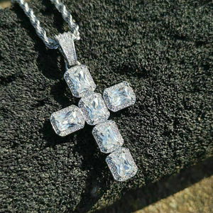 Ciondolo a Croce con Zircone Taglio Smeraldo, Placcato Argento, Gioiello Religioso Unisex, Idea Regalo - Product Image 1