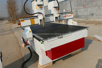 Routeur CNC bois 4 axes à double tête, châssis robuste pour la découpe de logos et de signalétique, équipé de Syntec NC Studio, moteur à engrenages, pompe et PLC