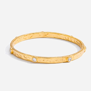Bracelet martelé en or 18 carats avec diamants ronds incrustés, bijoux unisexes pour tous les jours - Product Image 1