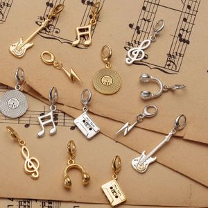สตูดิโอเพลงโกลเด้น |   จี้รูปเครื่องดนตรีประดับเพชร CZ ชุบทอง 18K PVD บนสแตนเลสสตีล สำหรับทำเครื่องประดับ - Product Image 5