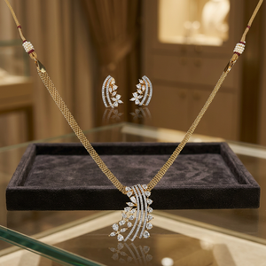 Nouveau pendentif délicat en zircon CZ de style américain avec motif Paix et placage bicolore pour occasions de mariage et de fête pour femmes - Product Image 2