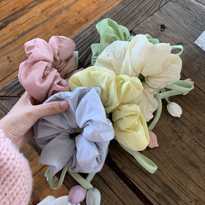 Chouchou Tulipe Coloré et Adorable <span class=keywords><strong>pour</strong></span> <span class=keywords><strong>Chignon</strong></span> ou Queue de Cheval Basse – <span class=keywords><strong>Accessoire</strong></span> Cheveux Rembourré à Motifs Floraux - Product Image 5
