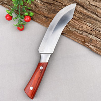 Un ensemble de couteaux spéciaux d'abattoir et de couteaux de chef avec des manches en bois rouge pour les couteaux à désosser
