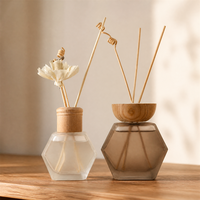 Diffuseur de parfum en verre carré de qualité supérieure 100 ml 200 ml avec logo personnalisé, décoration d'intérieur, récipient aromatique avec couvercles et bâtonnets en rotin
