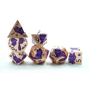 Vente en gros de dés en métal personnalisés de haute qualité avec chat violet, jeu de dés en alliage de zinc couleur cuivre avec chiffres noirs pour le jeu du MDN - Product Image 2