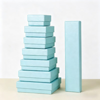 Nouveaux styles, boîtes cadeaux rigides carrées en carton blanc et gris, moins chères, avec revêtement UV, gaufrage, doublure en éponge et fermeture magnétique