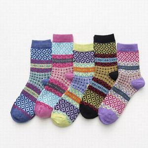 Mùa Đông Dày Ấm Polyester Len Bắc Âu Vớ Dài Phong Cách Retro Phong Cách Dân Chủ Phụ Nữ Crew Vớ - Product Image 1