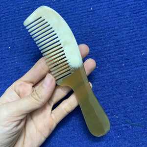 Peigne en corne naturel authentique fait à la main pour un toilettage doux des cheveux et une utilisation quotidienne écologique - Product Image 1
