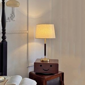 مصباح طاولة كلاسيكي بسيط بتصميم ما بعد الحداثة لتزيين الفنادق وغرف المعيشة والمكاتب - Product Image 2