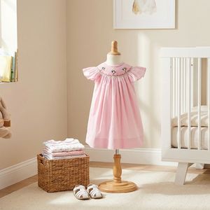 Vestido Clásico Estilo Vintage Color Rosa Pastel con Bordado a Mano para Niñas Pequeñas, Vestidos Tipo Bishop con Mangas con Volantes, Perfecto para Pascua - Product Image 1