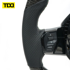 Volant en fibre de carbone TDD LED avec revêtement décoratif noir piano adapté à la Lamborghini Urus personnalisée - Product Image 3