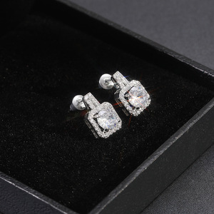 Orecchini a Perno Quadrati con Cristalli Pavé per Donne, Tono Argento, Accessori Eleganti per Uso Quotidiano - Product Image 4