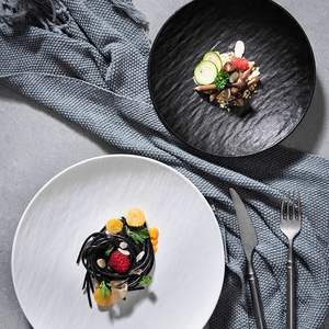 Assiette en céramique à rayures européennes en relief, idéale pour les banquets de mariage et les restaurants haut de gamme - Product Image 2