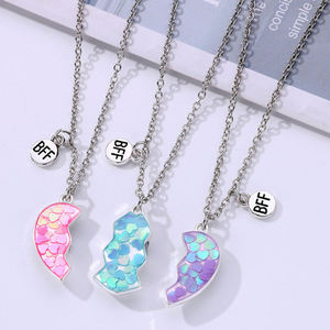 Collier d'amitié magnétique pour 3 filles |   Ensemble de pendentifs en forme de cœur assortis |   Colliers BFF, cadeaux pour sœurs / meilleures amies - Product Image 3