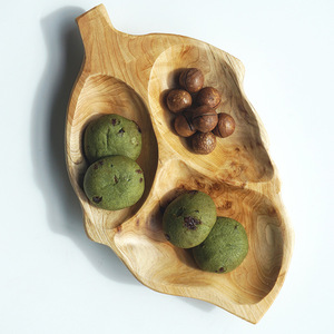 Bandeja de Madera de Cedro Sólido Hecha a Mano, Plato de Servir Compartimentado, Estilo de Madera Natural, Plato Multiusos con Forma de Hoja - Product Image 4