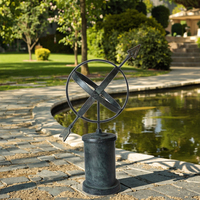 Statue artisanale en métal élégante petite sphère armillaire Globe en fonte de bronze durable avec figurine soudée à la main résistante aux intempéries