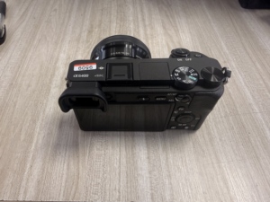 Cámara sin espejo Alpha A6400 usada con lente de 16-50 mm, negra, 24.2MP, APS-C CMOS, video 4K, pantalla abatible, WiFi, montura E - Product Image 3