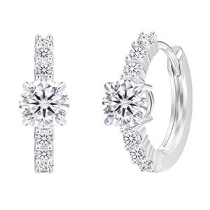 Boucles d'oreilles créoles Huggie en argent sterling S925 plaqué or avec moissanite étincelante 1,0 ct taille ronde VVS GRA pour femme - Product Image 1