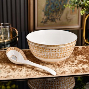 ชุดอาหารค่ำพอร์ซเลนลายนูนแบบกรีกคีย์และเหรียญตราสัญลักษณ์สีทองหรูหรา 36 ชิ้น พร้อมกล่องของขวัญหนังพรีเมียม - Product Image 2