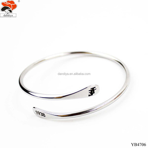Brazalete Ajustable de Acero Inoxidable con Letra Grabada Personalizada DST 1913, Brazalete Moderno con Logotipo Personalizado Chapado en Oro Rosa - Product Image 4