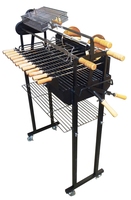 Barbecue et rôtissoire traditionnels grecs chypriotes au charbon de bois, brochettes de kebab, barbecue chypriote