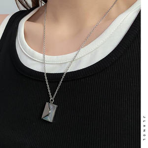 Nama Kustom Terbaru Kalung Liontin Amplop Huruf Cinta Dipersonalisasi Lapis Emas Perak dengan Ukiran Ukiran Berbeda - Product Image 2