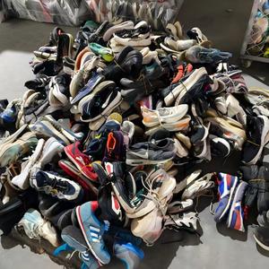 Scarpe Usate Originali per Uomo Mix di Marche in Sacchi da 25kg - Product Image 1