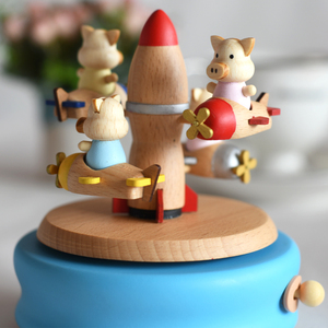 Caja de música de nuevo diseño al por mayor caja de música de madera de cerdo volador giratoria bonita colorida para regalos de niños - Product Image 1