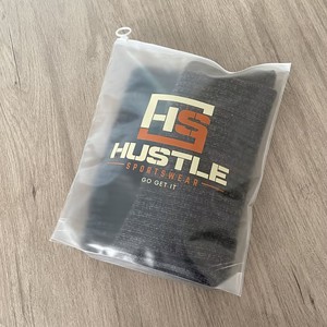 Sacs à fermeture éclair en PVC givré personnalisés avec logo imprimé, emballage pour vêtements, sacs à fermeture éclair sur mesure avec votre propre logo - Product Image 4