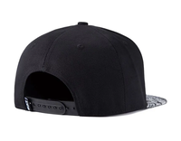 Casquette Snapback à bord plat avec logo en métal noir au design personnalisé