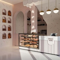 Aménagement intérieur de boulangerie, pâtisserie, café : présentoirs, mobilier, personnalisation complète de la pièce, vitrine en verre, décoration de café.