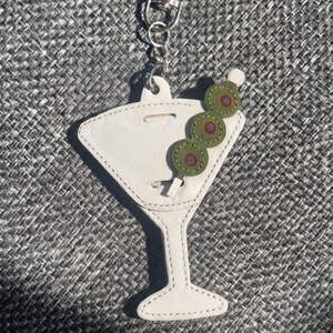 Porte-clés mignon en cuir en forme de verre à cocktail Martini avec olives vertes, accessoire de sac à main, pendentif pour sac, cadeau pour amies et femmes - Product Image 6